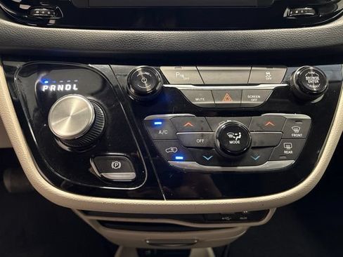 Used 2018 Chrysler Pacifica L FWD image 20