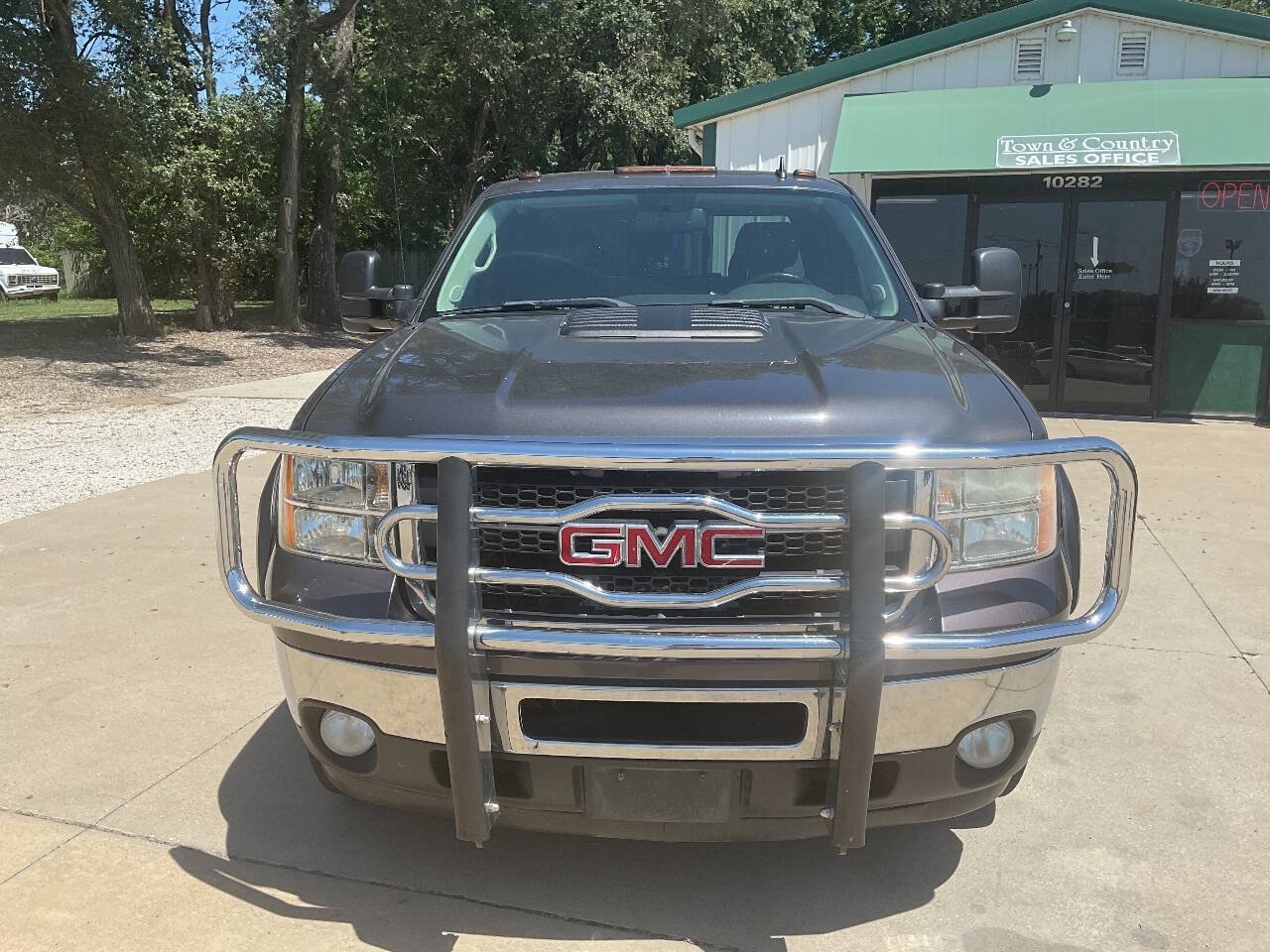 Used 2011 GMC Sierra 2500 SLE w/ SLE Preferred Package AWD/4WD image 4