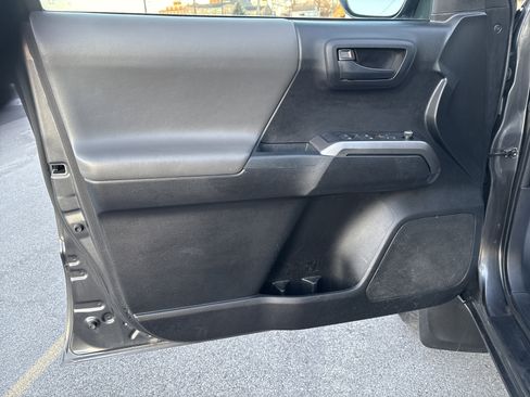 Used 2017 Toyota Tacoma SR5 image 16