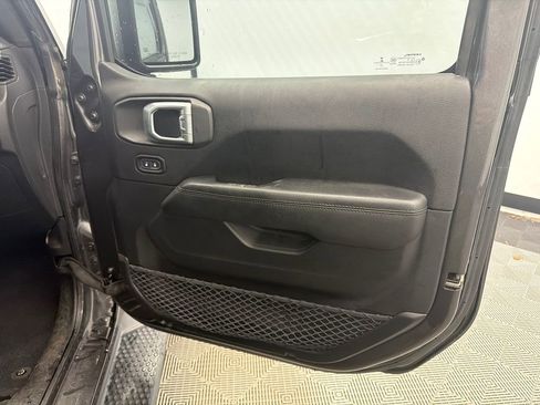 Used 2019 Jeep Wrangler Unlimited Sahara image 15