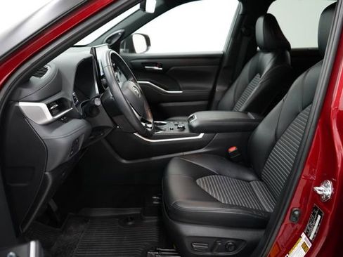 Used 2023 Toyota Highlander XSE AWD/4WD image 12