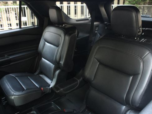 Used 2020 Ford Explorer XLT w/ Equipment Group 202A AWD/4WD image 17