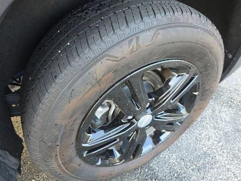 Used 2023 GMC Terrain SLE w/ Driver Convenience Package image 17