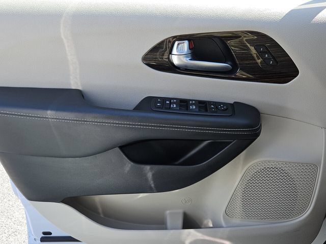Used 2024 Chrysler Pacifica Limited FWD image 27