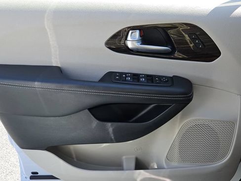 Used 2024 Chrysler Pacifica Limited FWD image 27