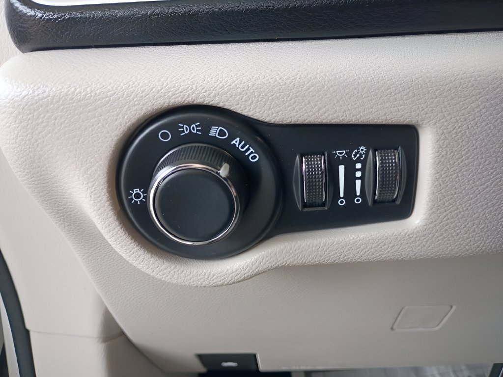 Used 2023 Chrysler Voyager LX FWD image 33