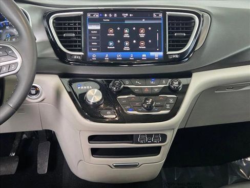 Used 2024 Chrysler Pacifica Touring-L image 14