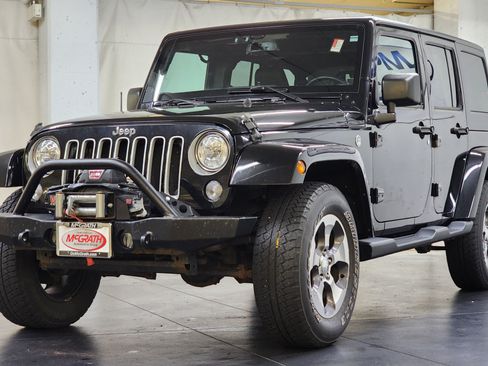 Used 2017 Jeep Wrangler Unlimited Sahara w/ Connectivity Group AWD/4WD image 9