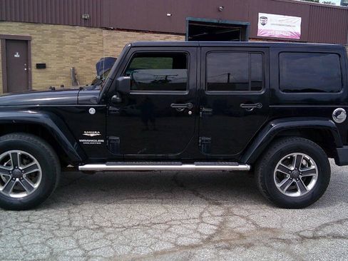Used 2014 Jeep Wrangler Unlimited Sahara w/ Dual Top Group AWD/4WD image 8