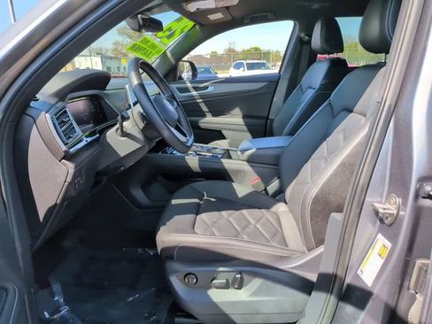 Used 2025 Volkswagen Atlas Cross Sport SE image 22