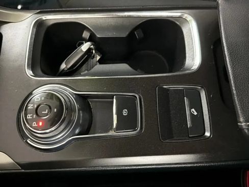 Used 2018 Ford Fusion SE w/ Fusion SE Technology Package FWD image 12
