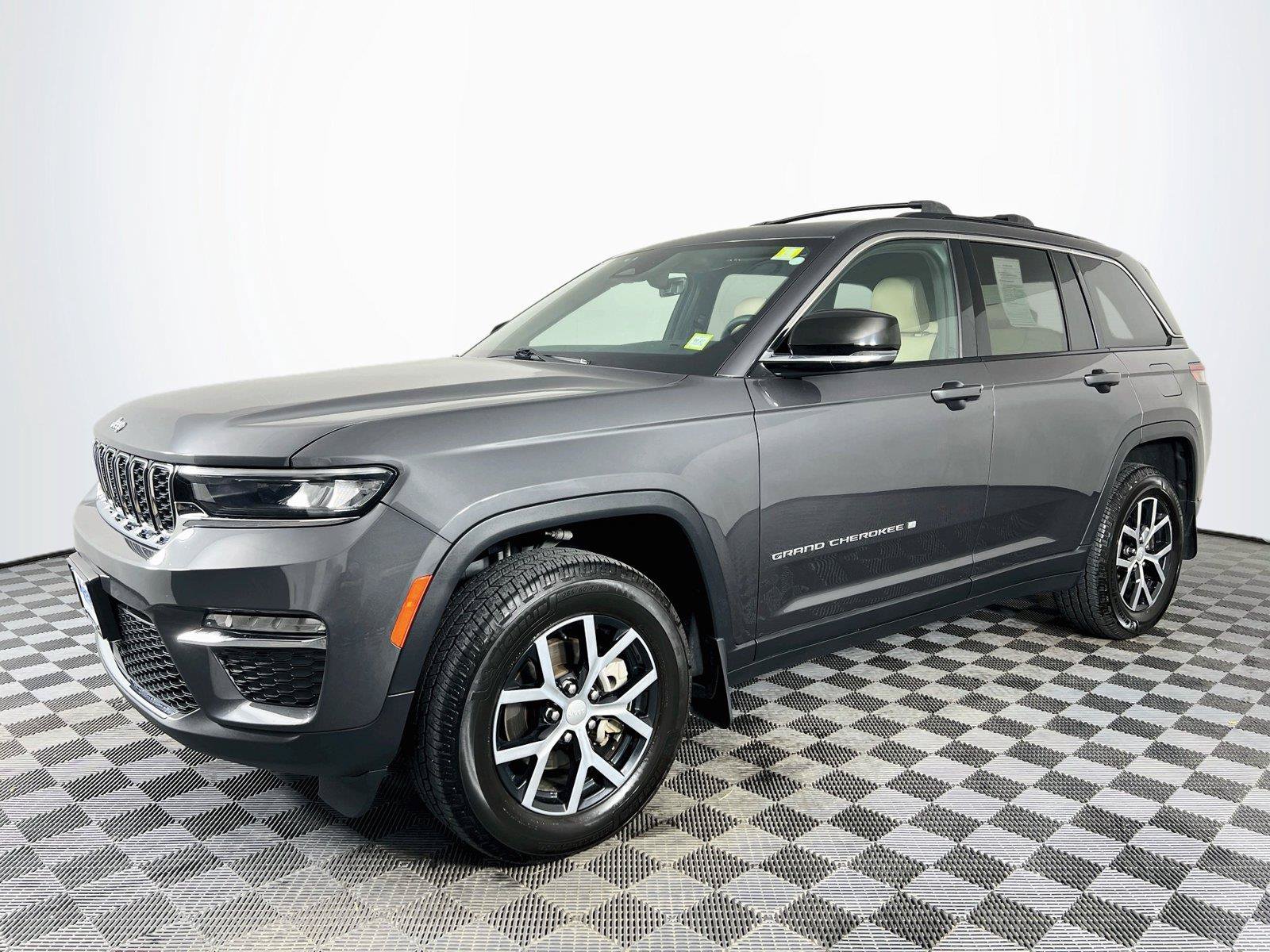 Used 2025 Jeep Grand Cherokee Limited AWD/4WD image 2