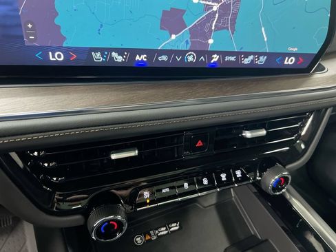 Used 2025 Chevrolet Suburban High Country AWD/4WD image 17