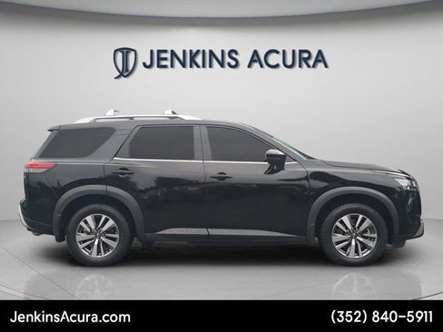 Used 2022 Nissan Pathfinder SL FWD image 8