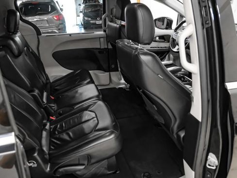 Used 2017 Chrysler Pacifica Touring-L FWD image 35