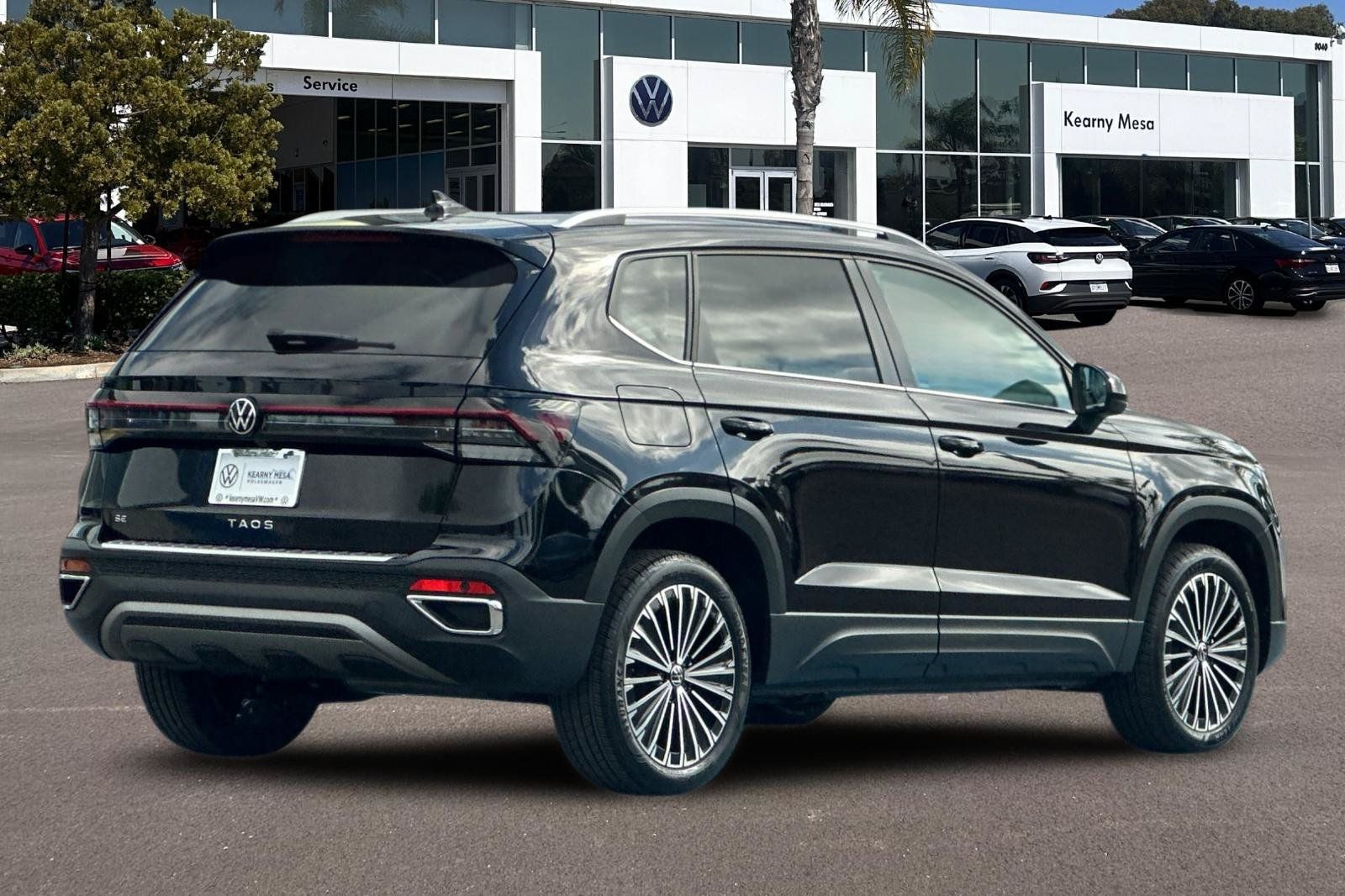 Used 2025 Volkswagen Taos SE FWD image 4