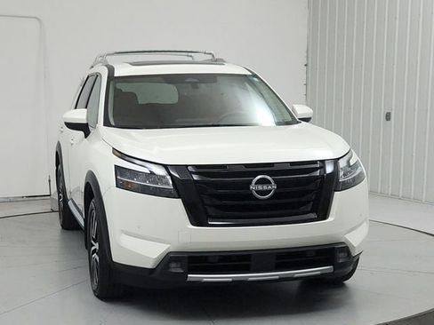Used 2024 Nissan Pathfinder Platinum FWD image 2