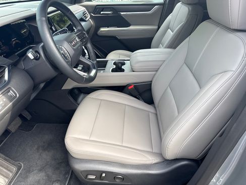 Used 2026 GMC Acadia Elevation w/ Elevation Premium Package FWD image 24