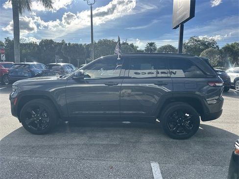 Used 2023 Jeep Grand Cherokee Altitude image 17