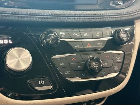 Used 2018 Chrysler Pacifica Limited w/ Advanced Safetytec Group image 17