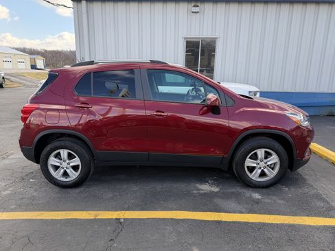 Used 2022 Chevrolet Trax LT w/ LT Convenience Package image 7