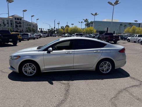 Used 2018 Ford Fusion SE w/ Fusion SE Technology Package FWD image 4