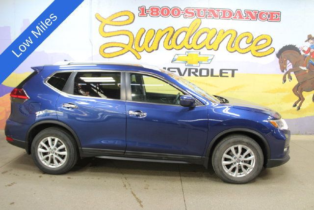 Used 2017 Nissan Rogue SV FWD image 1