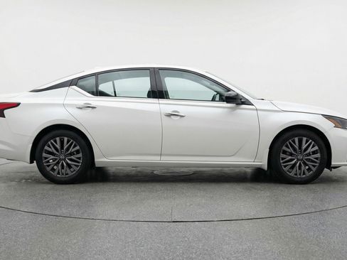 Used 2025 Nissan Altima 2.5 SV FWD image 11