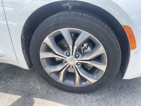 Used 2020 Chrysler Pacifica Limited w/ Tire & Wheel Group FWD image 11