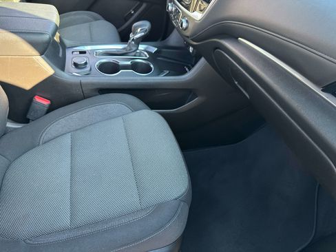 Used 2023 Chevrolet Traverse LT image 7