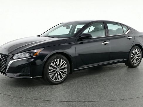 Used 2025 Nissan Altima 2.5 SV FWD image 3