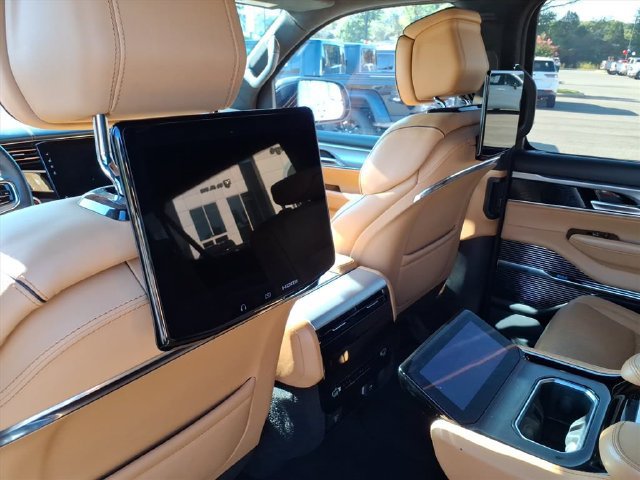 Used 2023 Jeep Grand Wagoneer L Series III w/ Rear Seat Video Group 1 AWD/4WD image 18