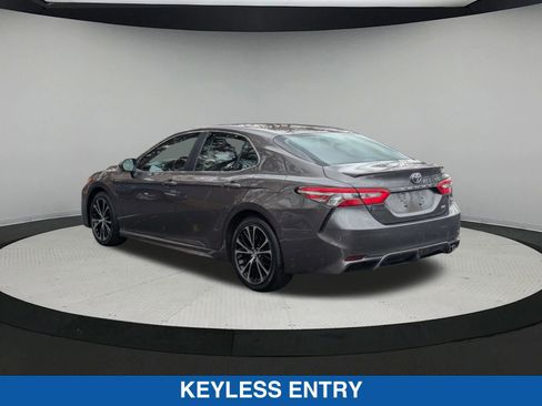 Used 2018 Toyota Camry SE w/ Moonroof Package image 6