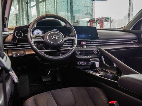 Certified 2025 Hyundai Elantra SEL FWD image 13