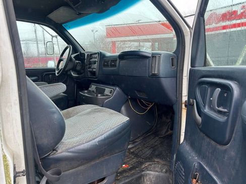 Used 2000 Chevrolet Express 3500 image 13