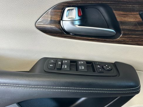 Certified 2023 Chrysler Pacifica Limited image 11