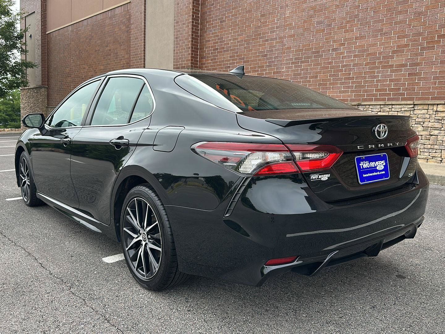 Used 2022 Toyota Camry SE FWD image 3