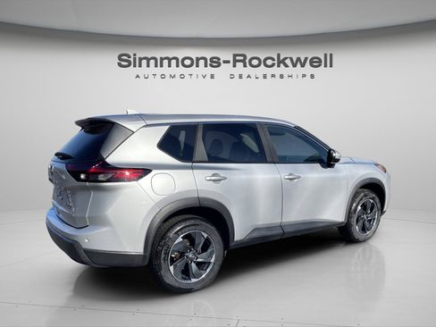 Used 2024 Nissan Rogue SV image 5