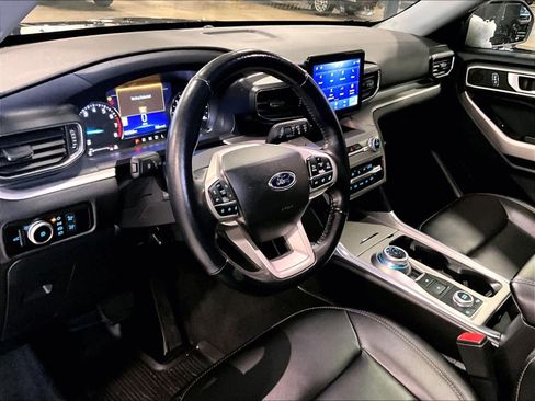Used 2022 Ford Explorer XLT w/ Equipment Group 202A image 8