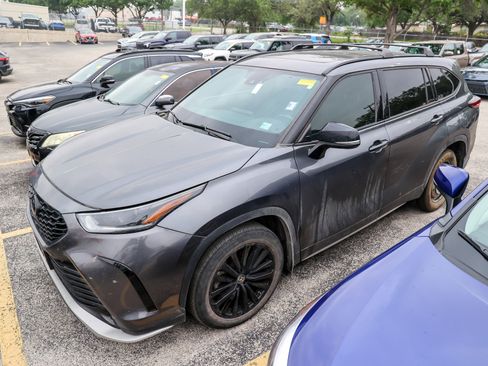 Used 2024 Toyota Highlander XSE FWD image 3