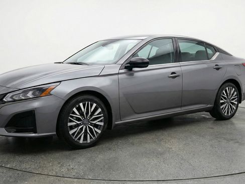 Used 2025 Nissan Altima 2.5 SV image 3