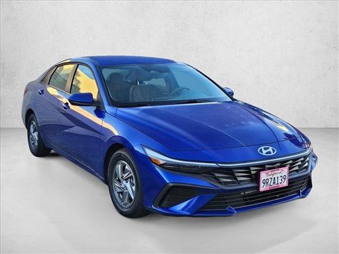 Used 2025 Hyundai Elantra SE image 3