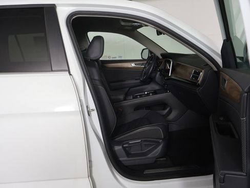 Used 2025 Volkswagen Atlas SE AWD/4WD image 30