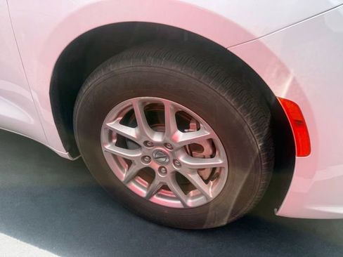 Used 2024 Chrysler Pacifica Touring-L image 4