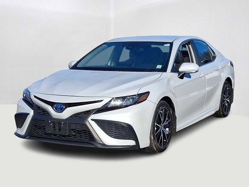 Used 2024 Toyota Camry SE image 1