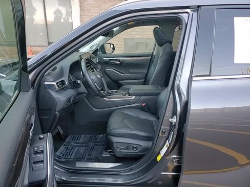 Used 2022 Toyota Highlander Platinum image 11