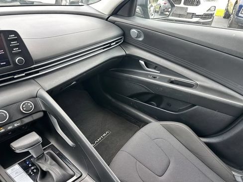 Used 2023 Hyundai Elantra SE w/ Preferred Accessory Package FWD image 28