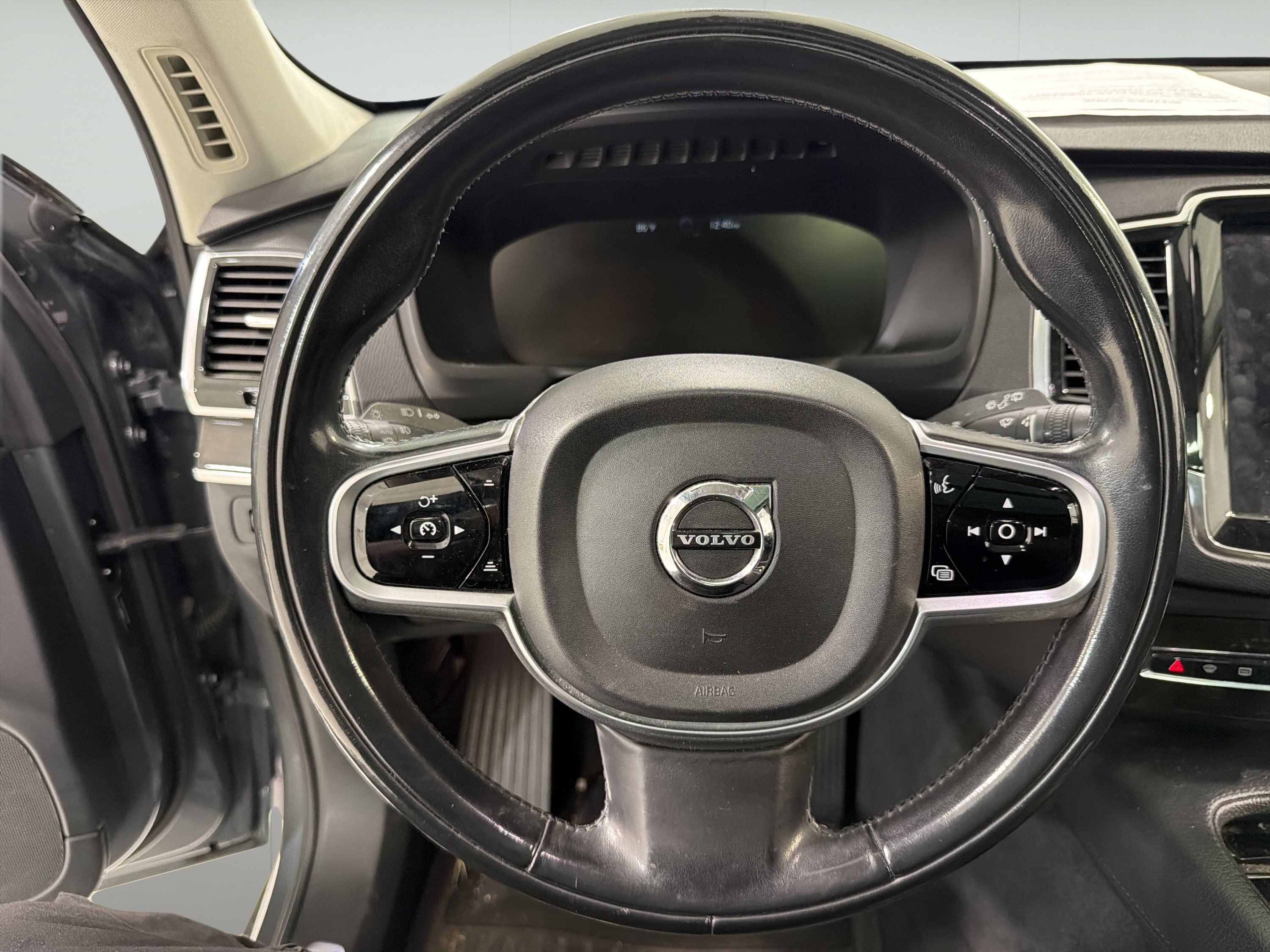 Used 2018 Volvo XC90 T5 Momentum w/ Convenience Package AWD/4WD image 16