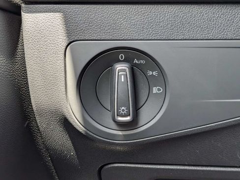 Used 2018 Volkswagen Tiguan SEL FWD image 35