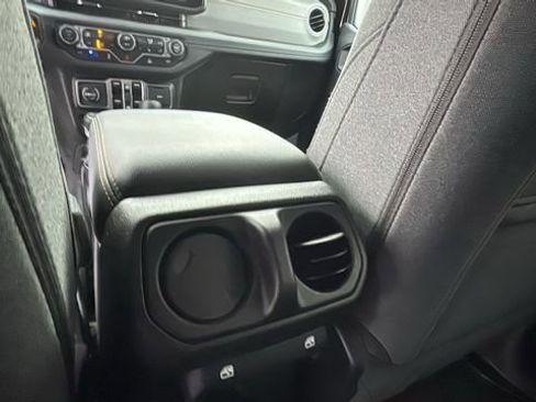 Used 2025 Jeep Wrangler Unlimited Sahara image 24